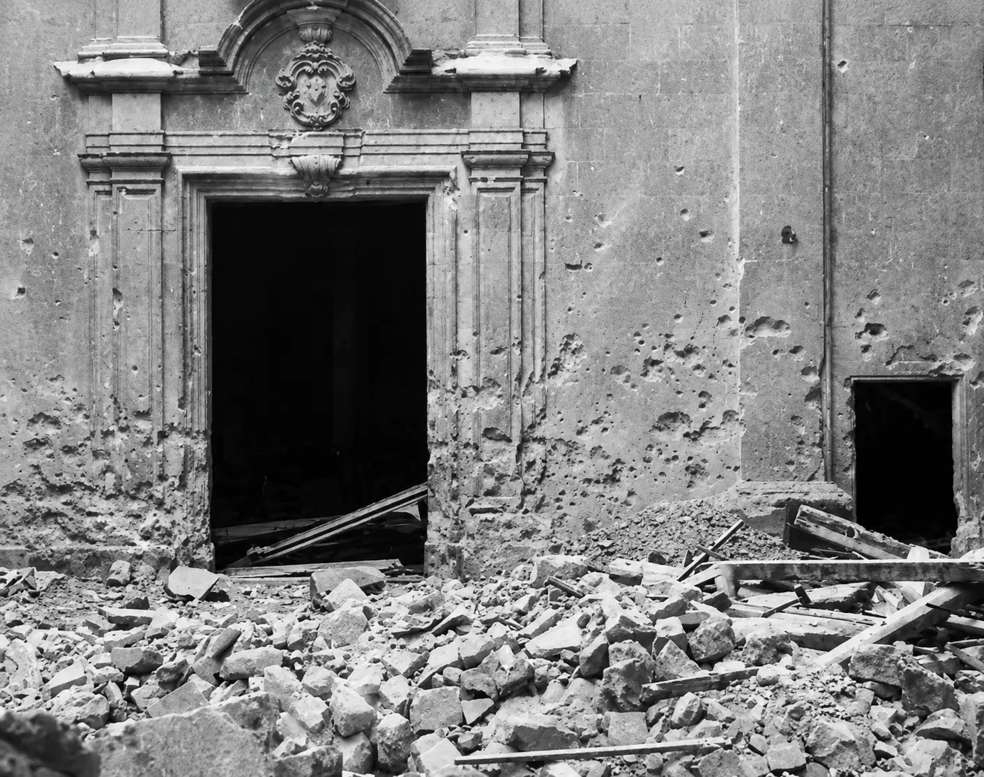 Façana d'un edifici de Barcelona amb impactes de metralla, testimoni de la Guerra Civil