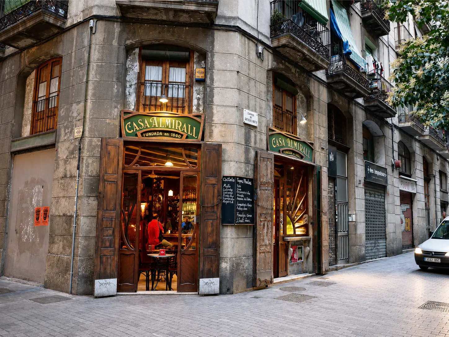 Façana de Casa Almirall, històrica taverna modernista del Raval de Barcelona