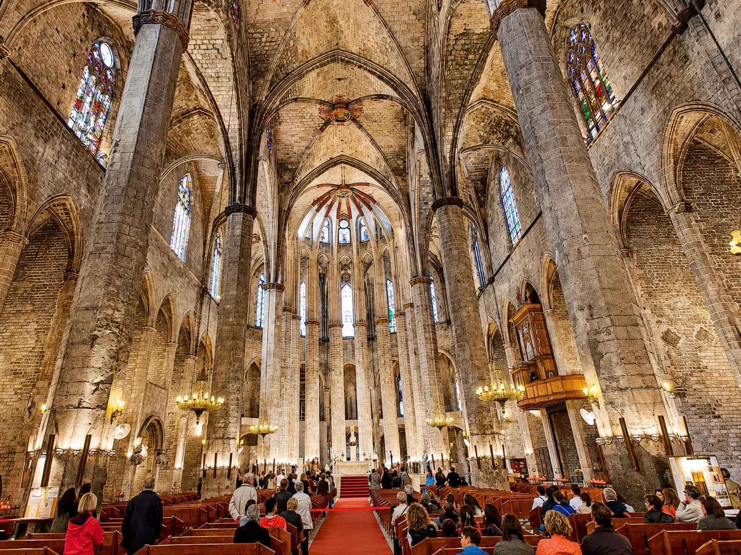 Interior de Santa Maria del Mar de Barcelona, gòtic català del segle XIV