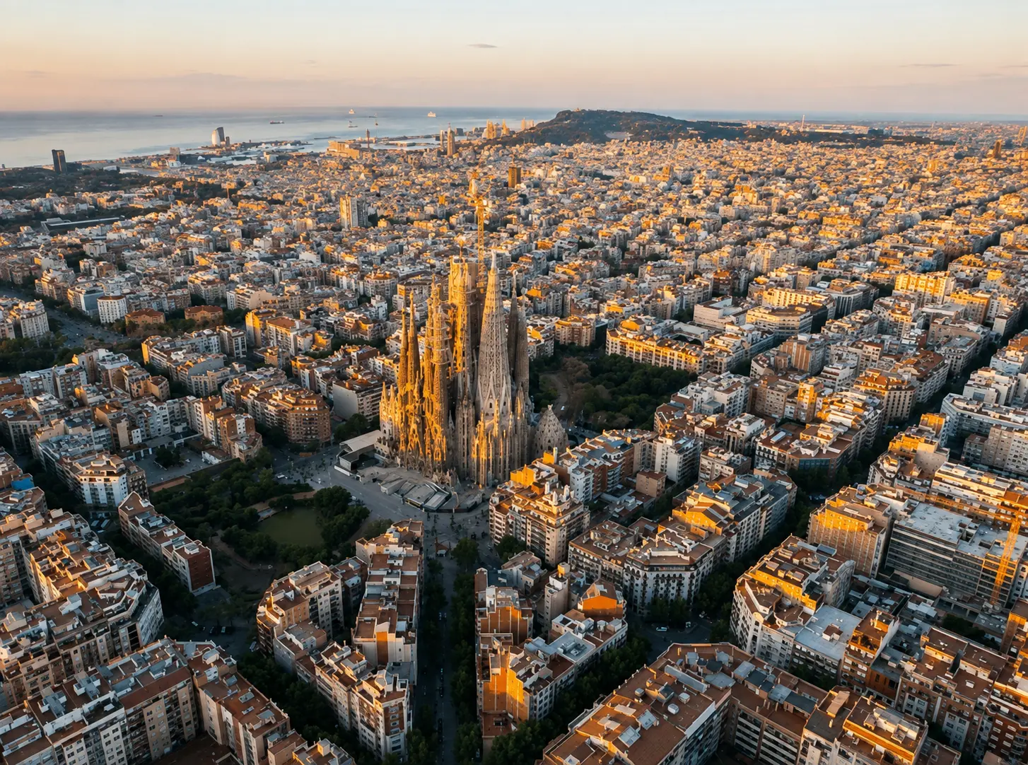 Estàtua contemplant la ciutat de Barcelona des d'un mirador panoràmic